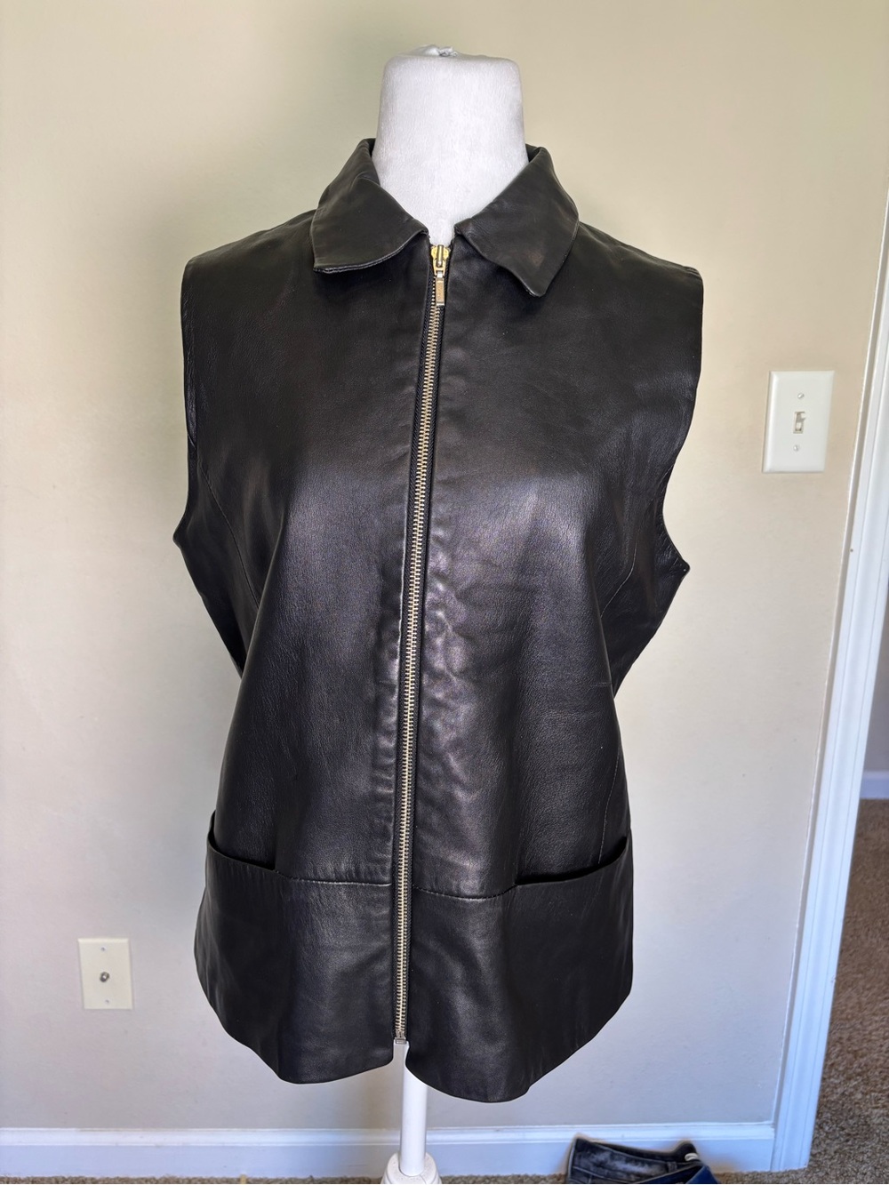 Casual Corner Women’s Black Genuine Leather Collared Full Zip Vest Size M